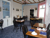 dining.JPG (17391 bytes)