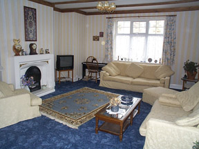 lounge.JPG (29816 bytes)